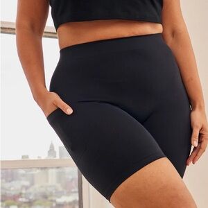 NWT Thigh Society black cargo shorts (size L/XL)